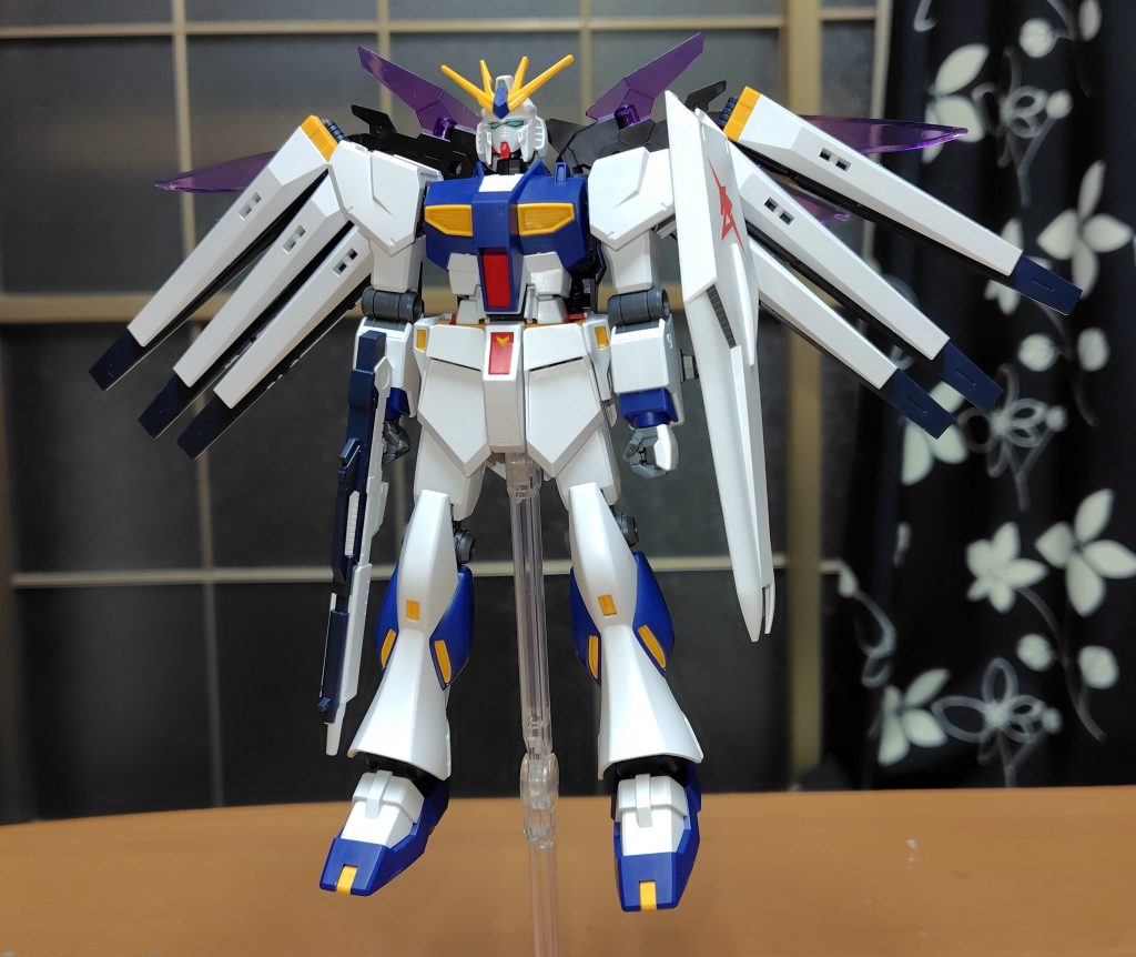 Hi-νとはなんか微妙に違うシルエットになりましたが左右対称のファンネル翼に何とか見せられました。