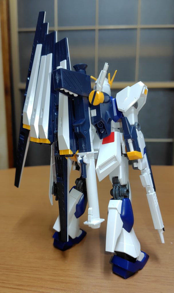 フィンファンネルとバズーカを懸架した背面。