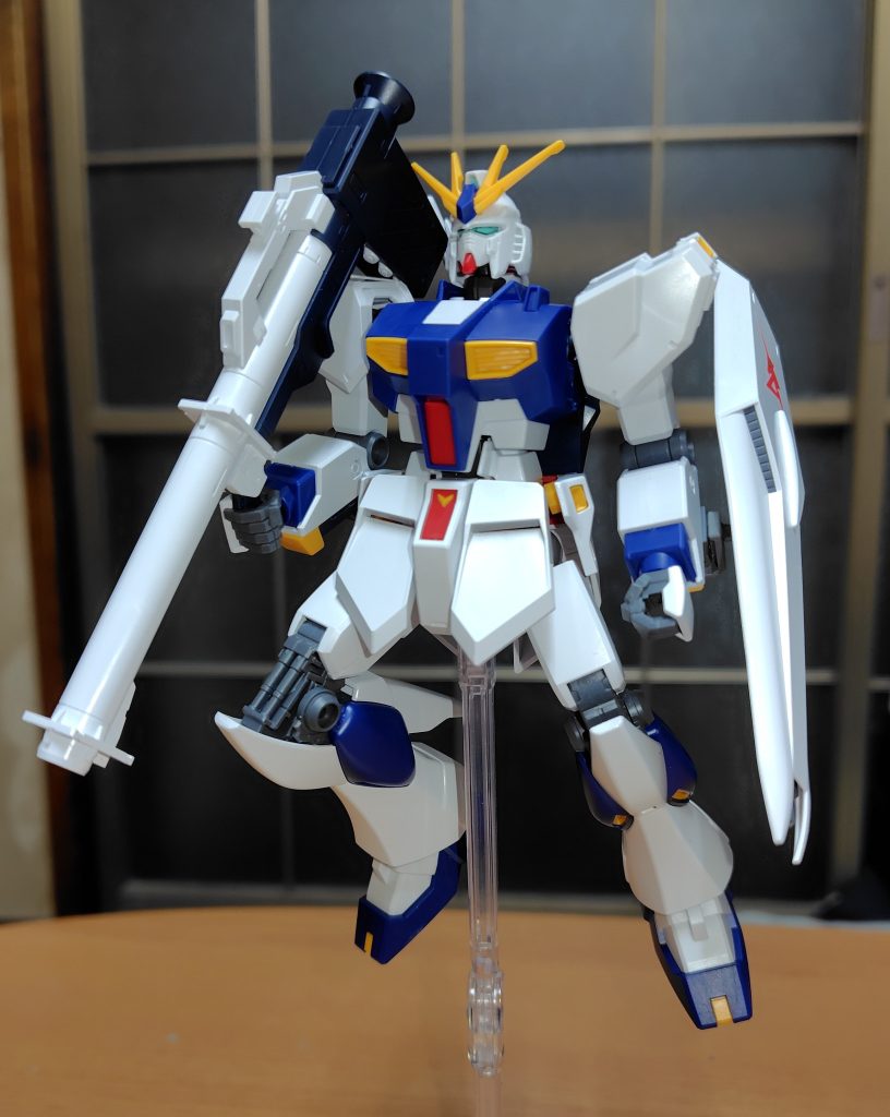 やはり腕を伸ばしての構えは出来ませんが、色分けしっかりしてますし、肩に乗りツインアンテナと干渉しません。