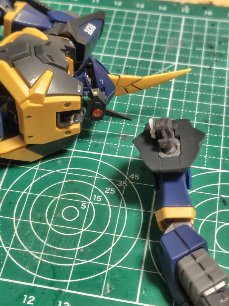 モチベーションを失った理由(gundam-kao9)最後にウェザリングをしようとして折れました。パーツ請求もできず瞬着で固定したので左腕は実質動かせません…。やたら固かったので気をつけてはいたのですが(gundam-kao9)