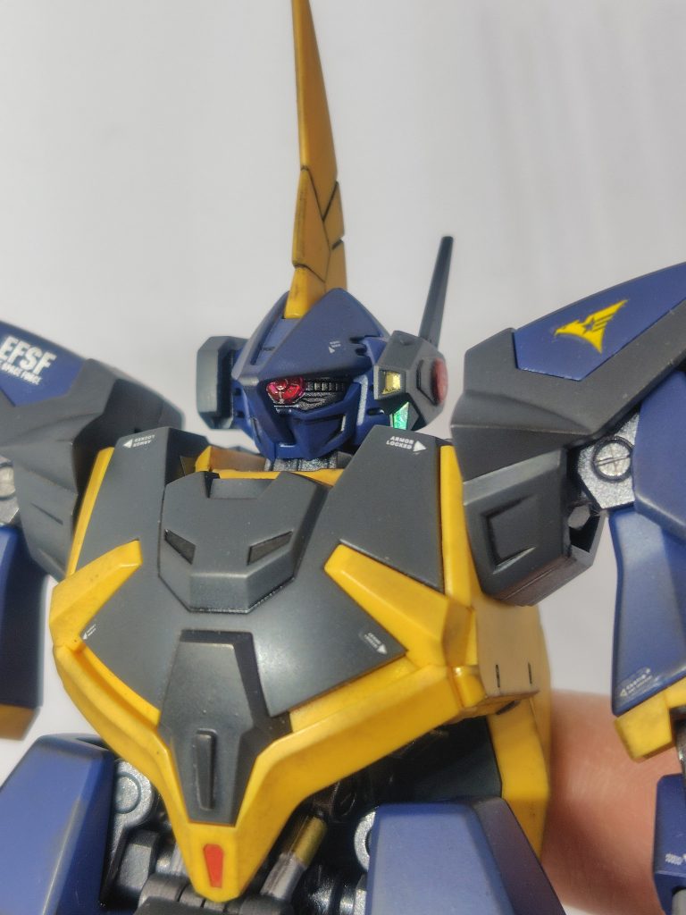 モノアイ周りの造形が素晴らしい。元々ディテール入りのクリアパーツなので墨入れと光沢クリアだけです。レール部分はガンメタル。