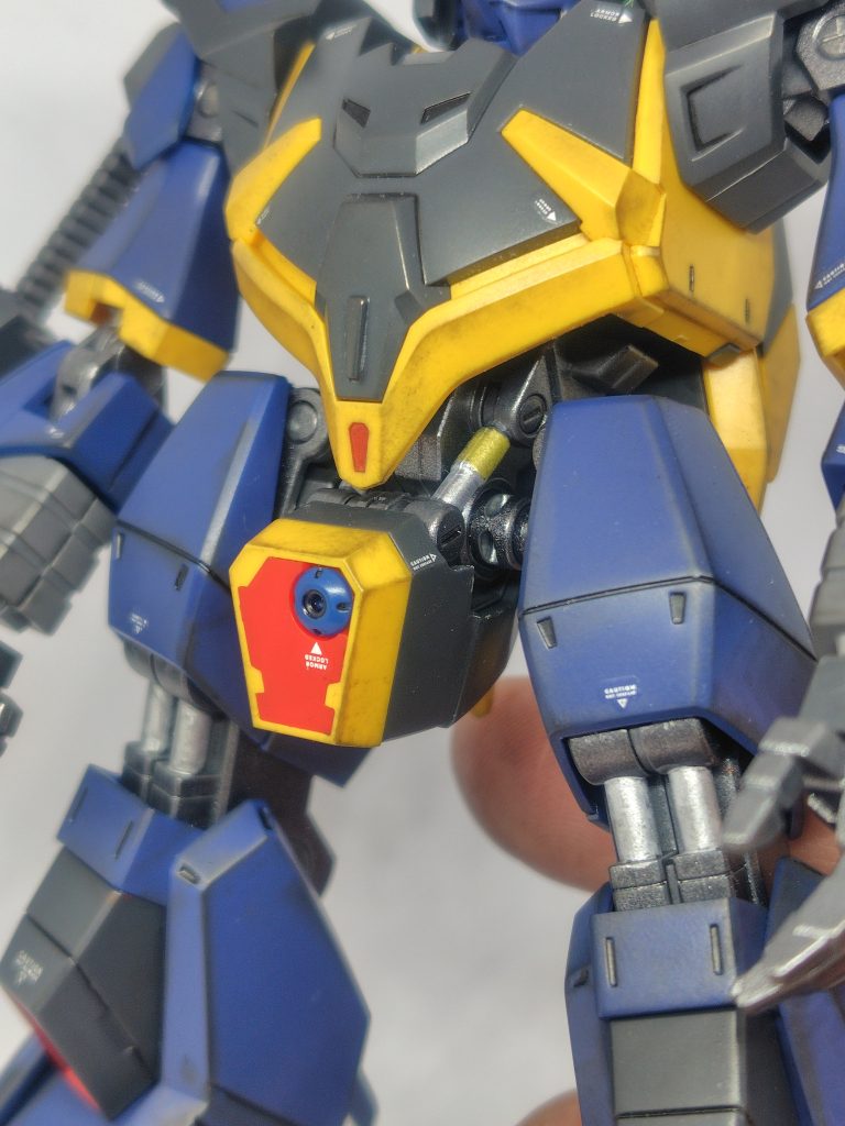 腰回りもガンメタルとゴールドとシルバーでメカメカしく。ウェザリングはエッジを強調した程度。本当はもっと汚そうと思っていたのですがとある理由でモチベーションがダダ落ちに…。理由は後述(zaku-kao9)