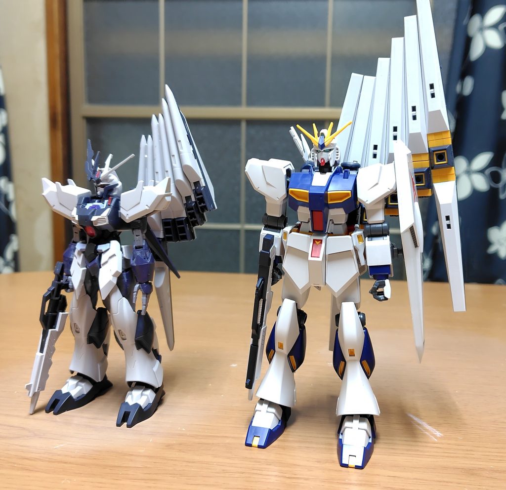 フェイクνガンダムと比較フェイクフィンファンネルより大型で角張った直方体です。