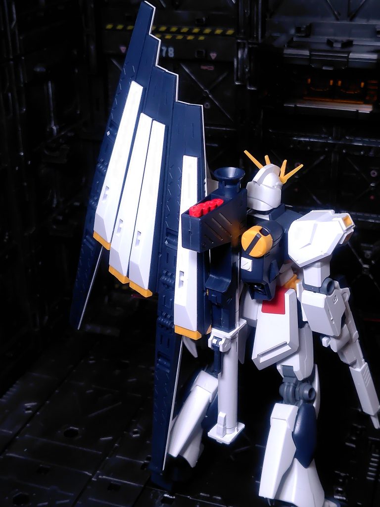 子供はもう一緒にガンプラ作る歳ではなくなったので寂しいですが今回は自分で作ってます。バズーカの赤いところを塗ったのとスミ入れをした程度で無加工なので恐縮です(gundam-kao5)