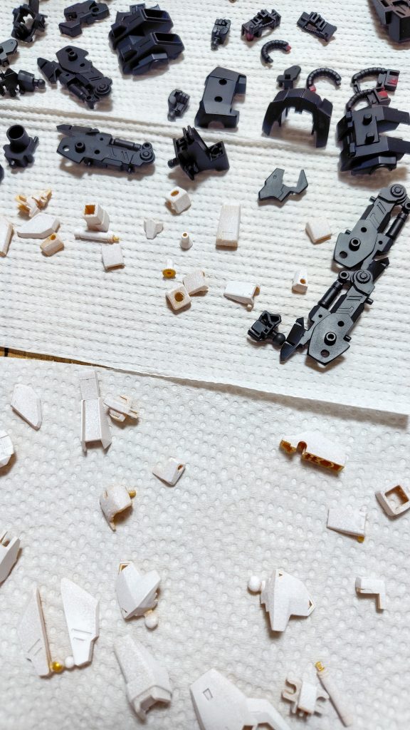 作品名：試し塗り<p>百式HGさんフル塗装準備 アクリジョンベースホワイトと、水性サーフェイサー黒で塗りやすさや、カバー具合を試してみました。 サーフェイサーは初心者にも扱いやすく綺麗に仕上がる一方で、アクリジョンは粒子が大きいので粒が目立つ [&hellip;]</p>
