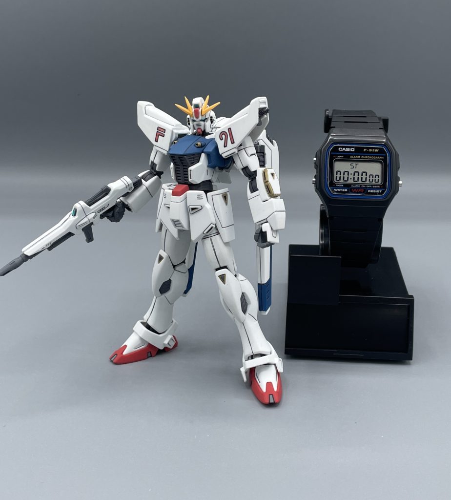 ガンダムF91　そう！あのF91と同じ名前なんです！！ガンダム＆腕時計マニアなら、こんなの好きになるに決まっています。　カラーリングにも青と赤が使われており、ガンダムF91の雰囲気にも合っています。　このF-91Wは時計の厚さが8.5mmしかないので、袖口に全く干渉しません。その上、質量は21gと超軽量！　質量のある残像を軽々と残せそうな軽やかさです。&nbsp;ちょっと待ってください！