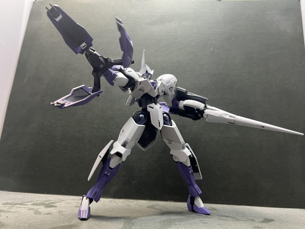 ビームブレイサーですが内部をグレーのみで色分けしただけです ブラックの所は塗り分けが難しいので諦めました… またビームサーベルのマウントの穴はコトブキヤのディテールアップパーツで取り外し出来るようにしてみました〜✌️