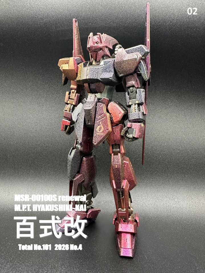 右肩から左足にかけて赤系のセリアのパウダーで塗装左肩から右足にかけて青系のセリアのパウダーで塗装光の関係で右肩が黄色になっていますが、あくまで赤です。(パウダーの中に黄色系も含まれているのかもしれないです。)