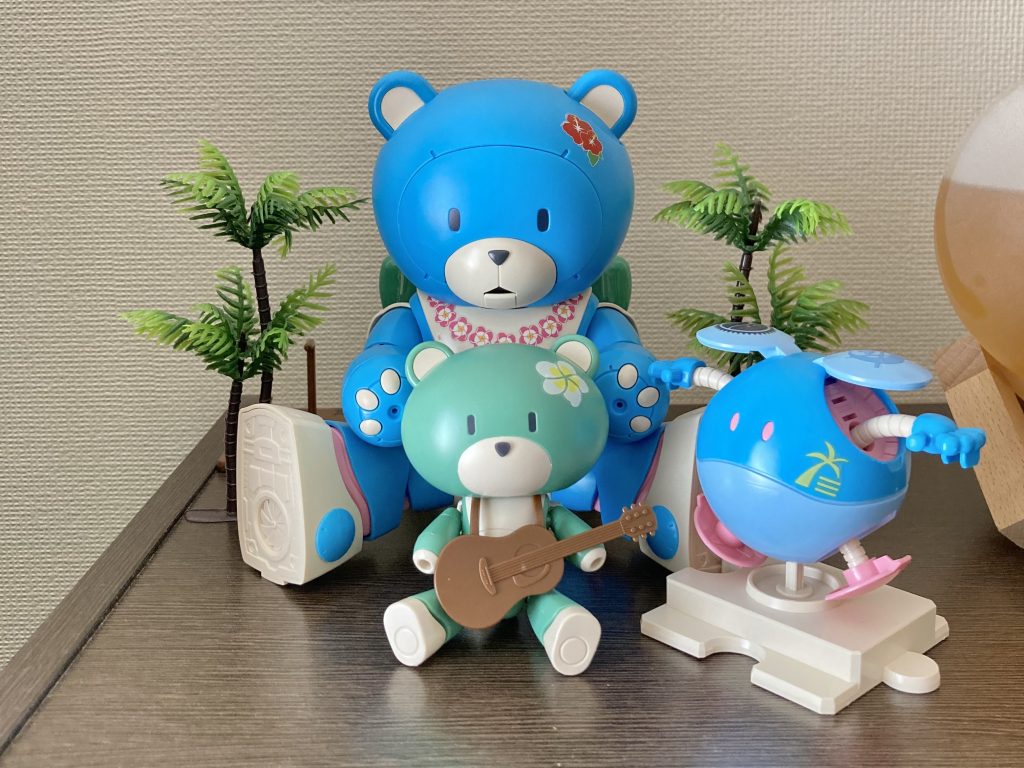 完成がこちら。リビングのテレビ横のカラーボックスの上に飾りました。夏らしくヤシの木を配置（近所のセリアで購入しました。ドール系やミニチュア系のコーナーだったかな？）