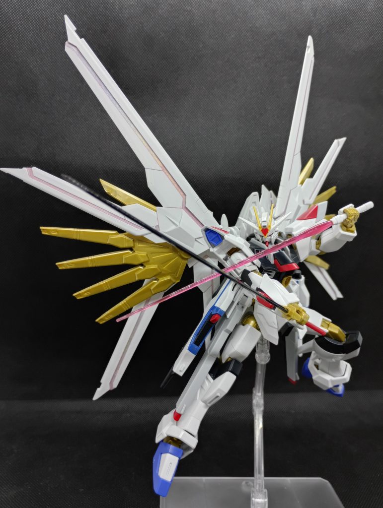 2枚目はマイティーストライクフリーダムガンダムですフリーダムの系譜はウイングを広げた時の迫力が魅力ですよね、とてもかっこいいです