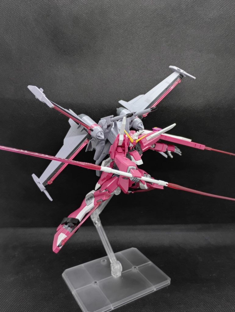 3枚目はインフィニットジャスティスガンダム弐式です全身から展開されるビーム刃の数が元のインフィニットジャスティスガンダムから増えていて攻撃力マシマシですね