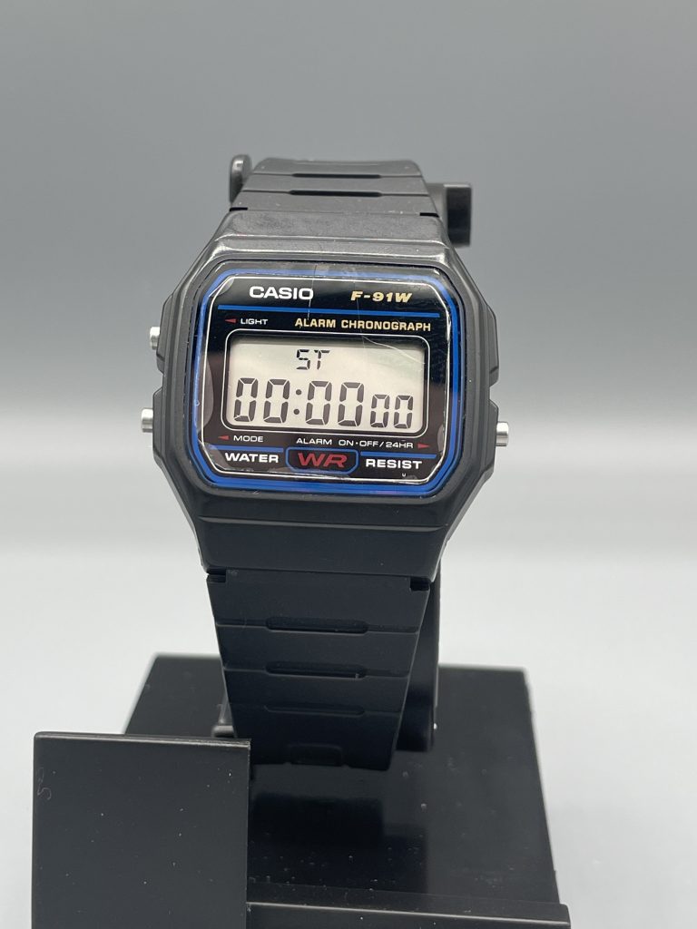 CASIO　F-91W　おそらく、世界で最も多く製造されている腕時計がこの「F-91W」です。　私の私物で使い込んでいるので、なかなか歴戦の猛者感が出ていていい感じです。　このF-91Wという時計は、値段が1500円程度の低価格ウォッチであるにも関わらず、G-SHOCKにも負けず劣らずのタフネスさを備えています。　本来は過酷な使い方を想定して作られていませんので、あくまでも自己責任ではありますが、落としてもぶつけても水にぬれても壊れません(笑)&nbsp;むむっ！？