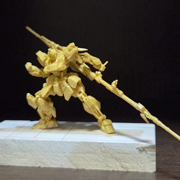 明けましておめでとうございます!久しぶりの投稿です。アーティファクト、百式を某金ピカのナイト風に制作中。加工少なめ、瞬着で固定するだけなので、早く形になりました。頭をどうするか……検討…（2枚目）