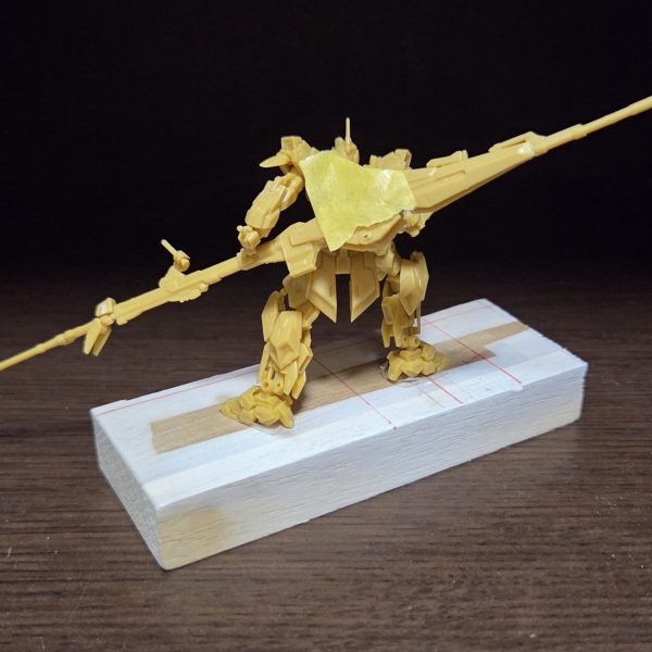 明けましておめでとうございます!久しぶりの投稿です。アーティファクト、百式を某金ピカのナイト風に制作中。加工少なめ、瞬着で固定するだけなので、早く形になりました。頭をどうするか……検討…（3枚目）