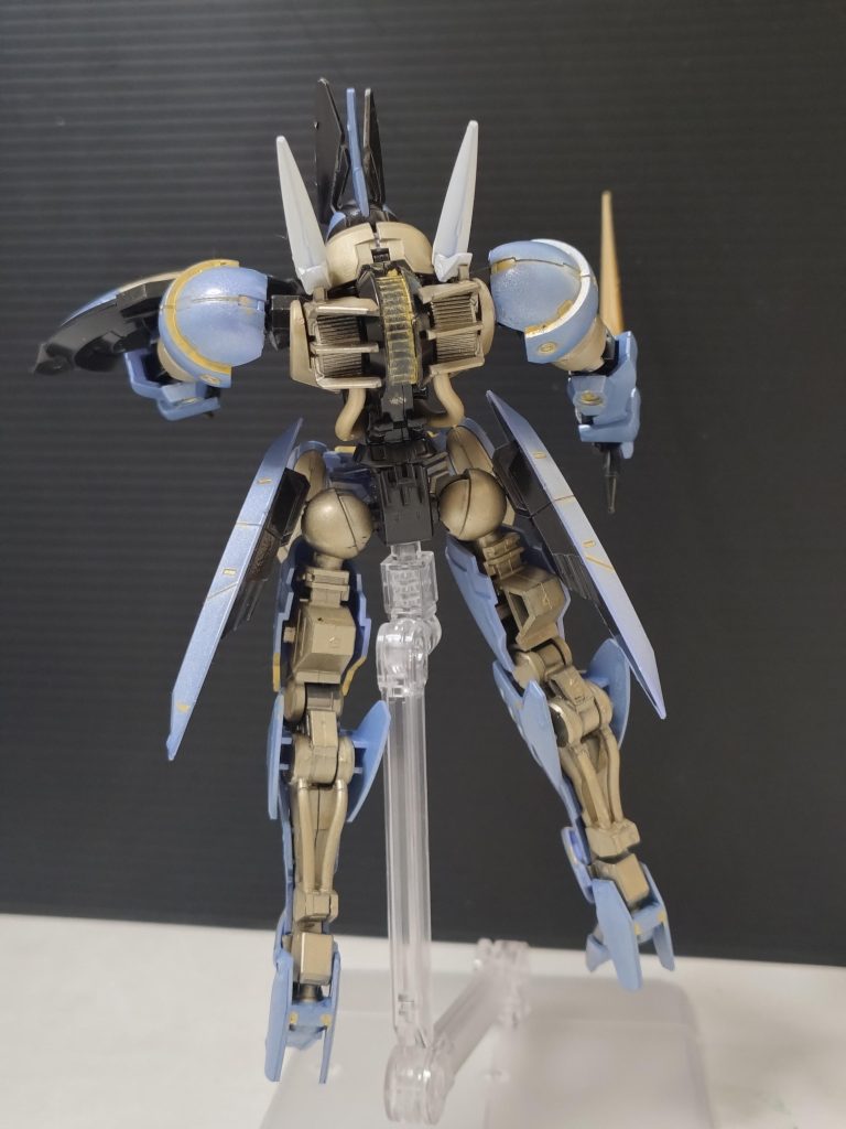 内部メカっぽいところは真鍮っぽいチタンゴールドで塗ってます。(この写真は尻部分の装甲だけ外してます)