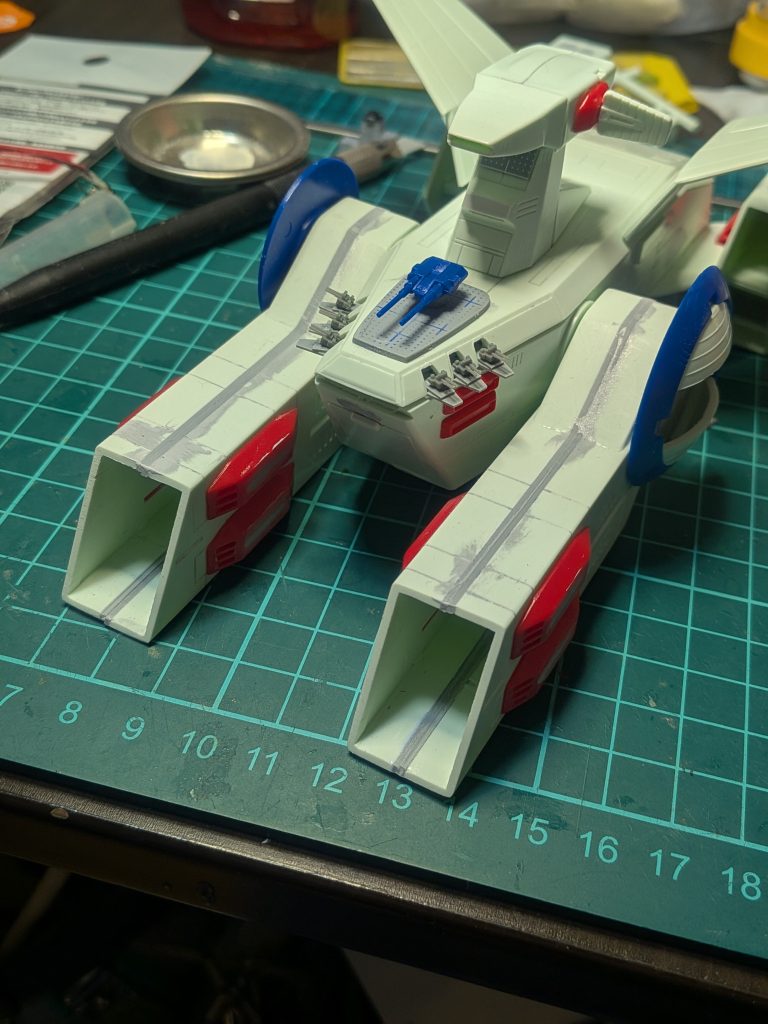 さて、それでは製作編です。まずMSデッキ細すぎる気がしたので、2mm幅増ししました。格納庫に色々仕込むならもう少し増やしても良かったかもしれません。