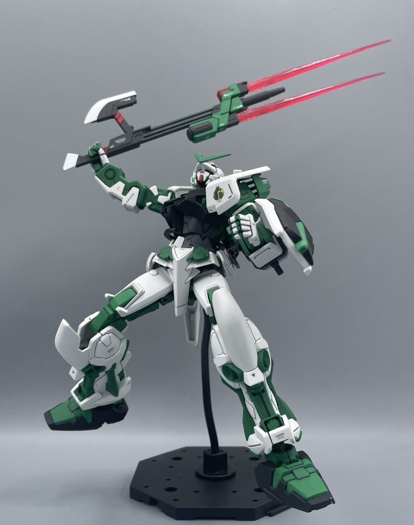 ソードモード！！！　ビーム発生基部を前方にスライドさせてビームパーツを取り付けます。1/100サイズということもあり、大迫力です。　このグリーンフレームはアストレイ５兄弟のうちの一機で、キラ君が大暴れして崩壊させたヘリオポリスで瓦礫に埋もれておりました。https://gumpla.jp/old/2034828&nbsp;　それを回収・改修したのが誰有ろう外伝主人公ロウ・ギュールです。この男は本当どこにでも顔を出してくるなぁ(笑)