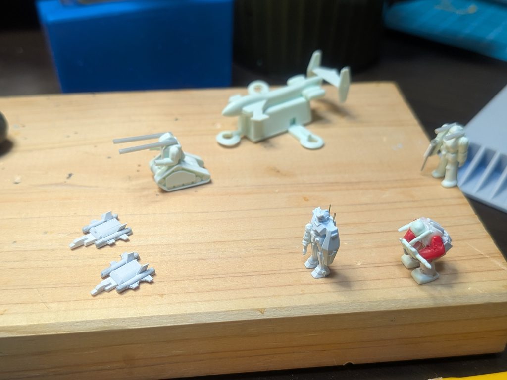 付属品たちです。特写には出てきませんが、作りこみしました。ガンダムはキット付属のがちょっとあんまりだったので、マゼラン付属のジムを改造しました。108はスクラッチ、109はキットの物を改造しています。コアブは2機揃えたかったので、プラ板から作っています。（3Dプリンター使いたいw）ガンタンクは全高を低くしています。