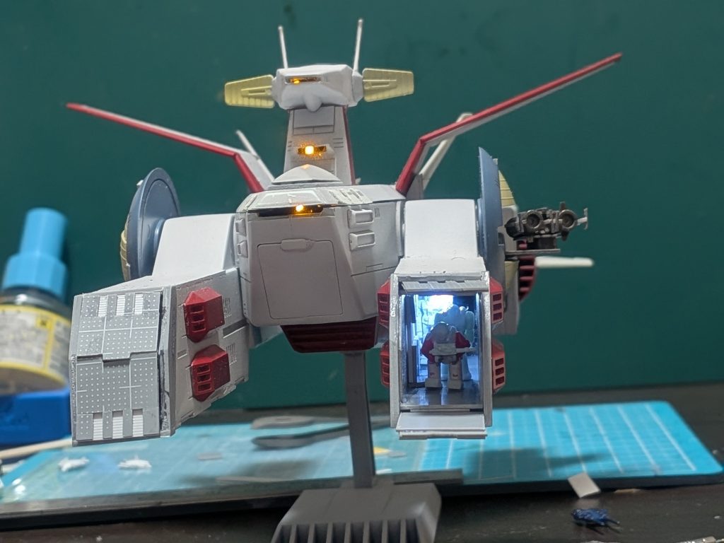 格納庫ハッチはプラ板で作り直し。こちらも差替えで開/閉状態を選べます。デッキ内はこっそり電飾しました。