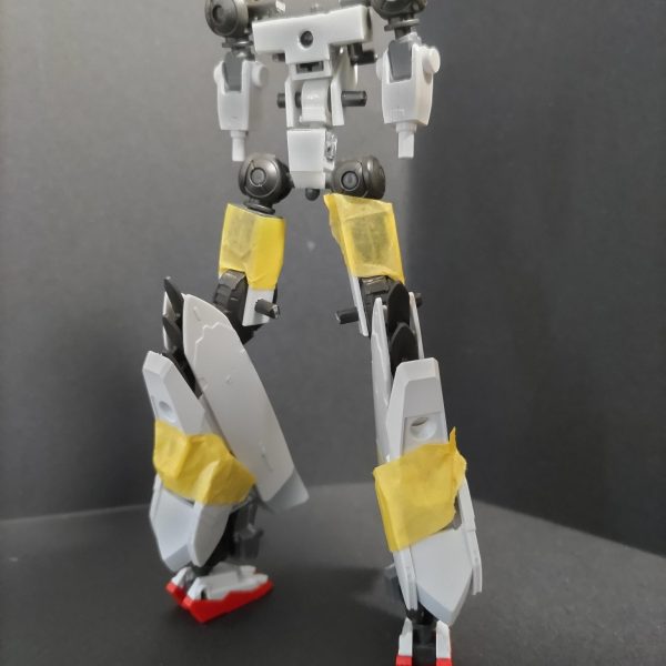 理想の可変機を作っている最中だけど飛行形態に変形するとき頭部の収納が難しくなったのでフレームの再製作をすることにした。せっかくなので機体構造の理想を書き出すことにしました。バルバトスの初期案が膝に動力炉持ってるデザインでたまたま同じだったので胴体フレームだけ作り直します。&nbsp;全体格闘できるようなデザイン、なるべく正統なMS、量産機っぽく。内部フレームをつくり外装をつけれるようにする。(可変機構は特定の部位に頼らない)、四足と頭部で変形できるようにする。(MS、MA、飛行形態の３段階)飛行形態ZのようにまとまったスタイルMA形態プルーマやモビルワーカーがモチーフの形態&nbsp;頭部バルカン、狙撃スコープガンダム顔にするかセンサー風にするか迷ってる。デザイン的には大きいほうがいいが、変形後の収納が大変。&nbsp;胴体(内蔵キャノン)、有線ビームサーベルサイズはガンダムフレーム以下。バックパックはGQuuuuuuXみたいな感じ。GNドライブ搭載。&nbsp;腕部内蔵射撃武装、近接格闘武装、(シールド)ガザンを検討中。&nbsp;腰部(大型射撃武装(アーム接続))、(サブアーム)フロント、リアアーマーは大きめ&nbsp;脚部ガンビット、(予備マガジン)、(アックス)、クロー可変機構に合わせて中空か、細くする。デカいバーニア。リアクターを膝にする。&nbsp;設定はあるけどだいぶ長くなるので気が向いたら投稿します。簡単に言うと00、水星、鉄血がつながっている世界線の厄祭戦最初期の試作MS。（3枚目）