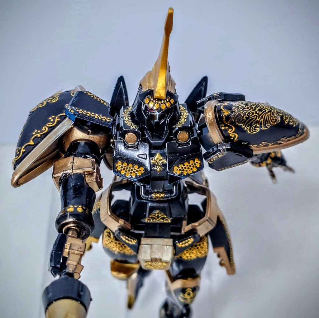 肩アーマーの装飾を曲面に貼るのが大変だったんですけど、どうにかこうにか。よく見るとちょっと浮いてるのは愛嬌ということで…