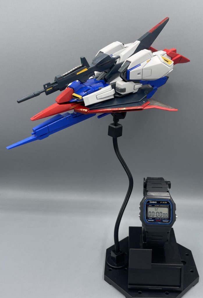 WAVE RIDER！！！そう、我々ガノタからしたらWRはウェイブライダーです！！！　このF-91Wの持つ防水性能は、伊達じゃありません！！設計上想定外の使用方法ゆえ、あくまで壊れても自己責任なのは前提ではありますが・・・　間違えて洗濯機で洗っても、サウナに入っても壊れないですし、文字通りサーフィンなどのマリンスポーツに使う方も多いようです。　しつこいようですが、壊れないと言ってもあくまで自己責任の範囲内です。しかし、壊れたとしても1500円ほどなので、買いなおしてもお財布に優しい！まぁ、なかなか壊れませんけど(笑)　F91Wのメイン画面には、時刻のみでなく曜日と日付が表示されます。パッと腕もとに目を落とせば、知りたい情報が一目瞭然です。またモード切替により、アラームやストップウォッチ機能も使うことが出来ます。　ライトボタンを押せば、暗闇でも時刻確認が可能です。これがアウトドアではありがたいんですよね～。しかし・・・いかんせんライト機能は貧弱で、非常に弱々しい明かりなのはご愛敬です(^^;笑　小さいボディー内に必要十分すぎるほどの機能が詰まっているのが、男心をくすぐります。&nbsp;&nbsp;さて、次の１本！キャンプラ、行きます！！