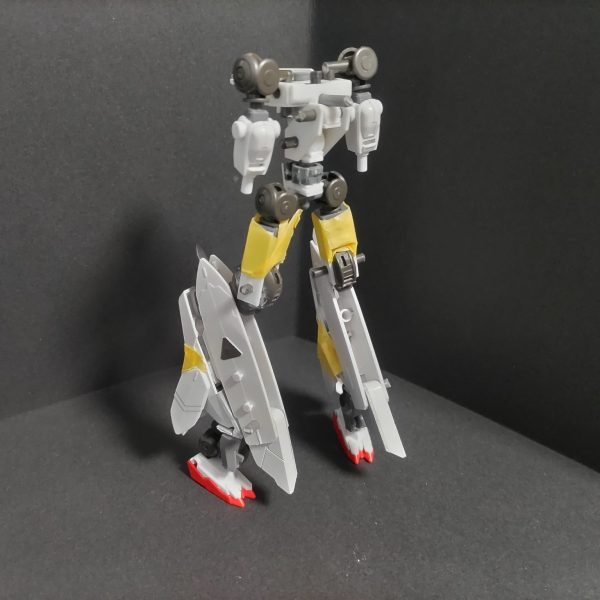 理想の可変機を作っている最中だけど飛行形態に変形するとき頭部の収納が難しくなったのでフレームの再製作をすることにした。せっかくなので機体構造の理想を書き出すことにしました。バルバトスの初期案が膝に動力炉持ってるデザインでたまたま同じだったので胴体フレームだけ作り直します。&nbsp;全体格闘できるようなデザイン、なるべく正統なMS、量産機っぽく。内部フレームをつくり外装をつけれるようにする。(可変機構は特定の部位に頼らない)、四足と頭部で変形できるようにする。(MS、MA、飛行形態の３段階)飛行形態ZのようにまとまったスタイルMA形態プルーマやモビルワーカーがモチーフの形態&nbsp;頭部バルカン、狙撃スコープガンダム顔にするかセンサー風にするか迷ってる。デザイン的には大きいほうがいいが、変形後の収納が大変。&nbsp;胴体(内蔵キャノン)、有線ビームサーベルサイズはガンダムフレーム以下。バックパックはGQuuuuuuXみたいな感じ。GNドライブ搭載。&nbsp;腕部内蔵射撃武装、近接格闘武装、(シールド)ガザンを検討中。&nbsp;腰部(大型射撃武装(アーム接続))、(サブアーム)フロント、リアアーマーは大きめ&nbsp;脚部ガンビット、(予備マガジン)、(アックス)、クロー可変機構に合わせて中空か、細くする。デカいバーニア。リアクターを膝にする。&nbsp;設定はあるけどだいぶ長くなるので気が向いたら投稿します。簡単に言うと00、水星、鉄血がつながっている世界線の厄祭戦最初期の試作MS。（4枚目）