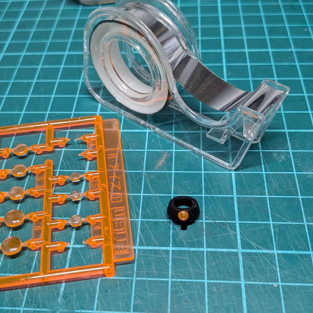 その穴に3リミのHアイズの裏にラピーテープを貼ってはめ込みました。