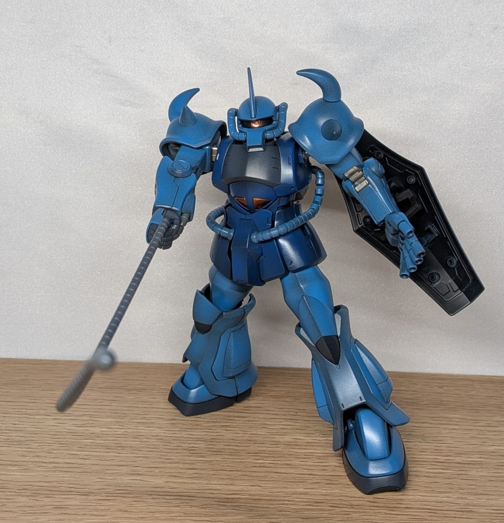 再度黒サフからのグラデーション塗装。左手のバルカンは指が4本くっついているので切離して独立可動するようにしています。