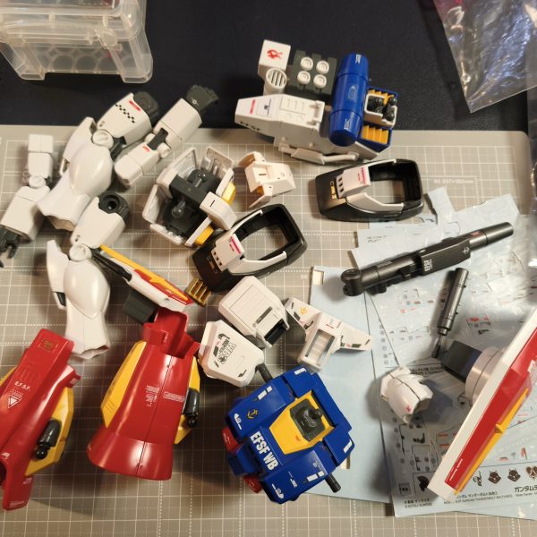 デカール貼りがようやく終わりそう。今回は久々にかなり貼った。10時間ぐらいかかった気がする⋯レトロ感をいい感じに中和してくれそうな気がする。（2枚目）