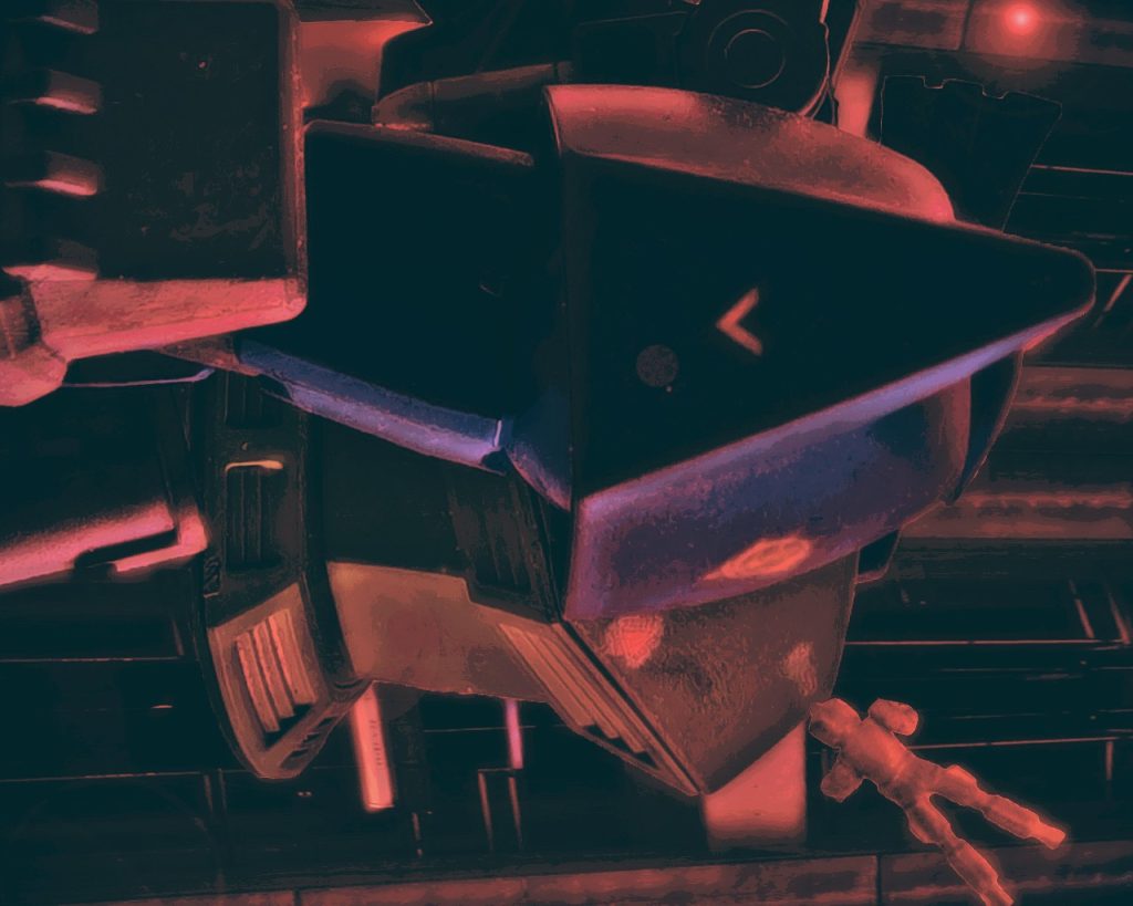 「これか、新型というのは…」ガトーの目の前には艦内灯で赤く照らされてはいるが、青く塗られているのがしっかりと分かるMSがロックされていた。その全高は19.2mとザクよりも大きく、それが装備する携行火器も大型であった。ガトーは近くに居た整備兵に近づき触れ合い通信で声をかける。「アナベル・ガトーだ。これが私の機体か？」「えっ！ガトー大尉でありますか!?」突然に声をかけられた整備兵は驚くと慌てて振り向いて敬礼をする。「すまん、驚かすつもりはなかった」「いえっ、大尉のようなエースと共に戦えて光栄です！」「世辞はいい、この機体は？」「はい、MS-14ゲルググでこちらはY型の先行量産機になります！」「ゲルググというのか…、かなり大型化されているな」「そうなんです。ザクと同じ取り回しだとモーションが大振りになりますし、被弾面積も増えたので今までの扱いとはいかないと思います」「ドロワに置いてきたリック・ドムとも違うようだが」「ジオニック社の新型でツィマッド社とはまた違います。操縦系はどちらかというとザクに近いです」「あれもまだ完全には使いこなせてはいないんだがな」「大尉のリック・ドムはカスタムされビーム兵器の使用が可能と聞きますが、このゲルググは量産機でありながらビーム兵器が標準装備されています」「それでこの大きさなのか？」「ジェネレーターの高出力化が必要でしたが、機体本体の性能を落とさずビーム兵器を使用する技術を他社協力のもと完成させたんです。推定ですがスペックに関してはカタログ上、連邦軍のガンダムと呼ばれるMSに匹敵します」「それは心強い話ではある。だが戦闘はMSの性能で決まるものではない。つまるところ扱う人間次第だ」「だから大尉がここにいらしたのでしょう？」「世辞はいいと言った筈だが？」ガトーはフッと笑うとゲルググのコクピットに入りマニュアルを確認した。すると艦内に警報が鳴り響く。「何事だっ!?」ガトーはコクピット内から様子を伺っていると先程の整備兵が無線で何かを話している。そしてコチラを見ると一目散に飛んできた。「ガトー大尉、艦長からです。ゲルググの無線を開いてください」ガトーはコクピット上部にある通信機を操作する。「こちらガトー、艦長取れますか？」「ガトー大尉か、既に新型に乗っているのか？」「たった今乗ったばかりです」「すまない大尉、こちらで友軍の支援要請の信号をキャッチした。出られるか？」「新型の初陣には少しばかり荷が重いですがやってみせます」「助かる。近海には我々以外の艦艇やMS部隊はいないようだ」「一部の偵察隊を除き、宇宙攻撃軍はほぼ全てソロモンの防衛にあたっていますから仕方のない事です」