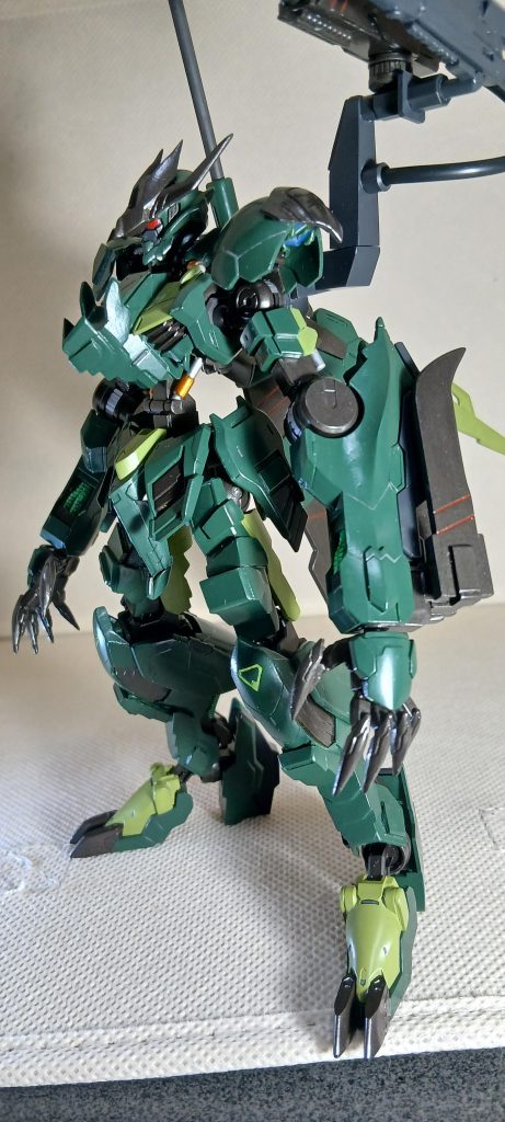 今回の制作内容なんですが、まず胴体と太股の詰まり具合を解消するため、胴体を6㎜そして太股をおもいきって1.4cm延長してみました😊これでだいぶスタイリッシュになったのですがルプスレクスが持つ｢異形感｣や｢獣っぽさ｣🐺が薄れてしまったので、当初予定ではなかったのですが腕を6㎜延長しました。腕が長くなった分、異形な感じが戻ってくれたかなぁ、なんて具合です😉それとプラ板での装甲板追加とスジボリもやってみました。&nbsp;