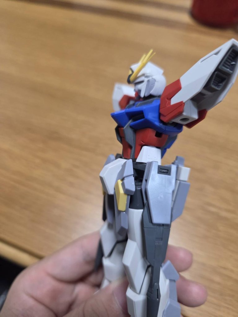 ストライクガンダムの胸部パーツは実際にゲーム画面でのデザインになるように形状を変更しています。