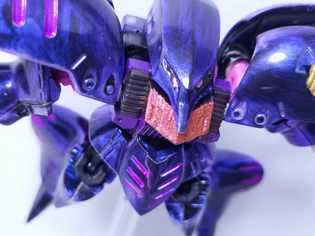 トップコート吹いて、固まる前に粉振って、チップで伸ばして、再度トップコートという手順（本来はネイルのトップコートですけど、ここではクレオスのトップコートでやってます）とうしてもムラるんですけど、多分「オーロラ」なので、ムラるのが正しいのだと。模様（？）部分はカラーペン。胸の鏃型の部分は、同じくネイルパウダーのミラーパウダーというのを使っています（こっちはムラにならない）