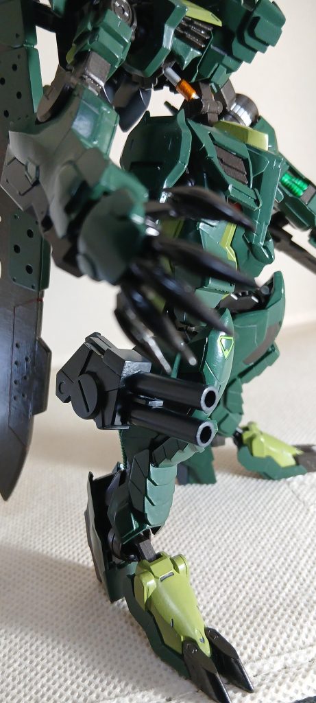 それから身長が高くなった分、脚周りが少し寂しいのでジャンクで作ったツインキャノン的なものも装備してみました😊