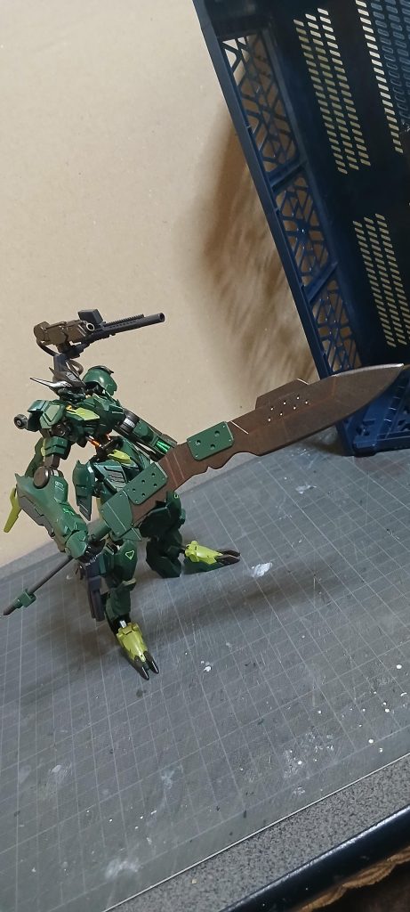 ええと、恐怖の｢デスメタル・ククリソード｣です😭今回、プレデターの要素と、私の大好きな音楽のヘヴィメタルの要素⁉️も取り入れたかったものでこんな感じで武装も作ってみました😝ちなみにデザインなんですが、プレデターってなんとなくククリナイフが似合いそうだったのでこのデザインにしてみました。今回の設定では、三日月ルプスレクスの巨大メイスに対抗するべく、｢謎の組織｣が作り上げたという設定です。どうやら彼らは未知のテクノロジーを持っているらしい……。ってな感じです😸&nbsp;