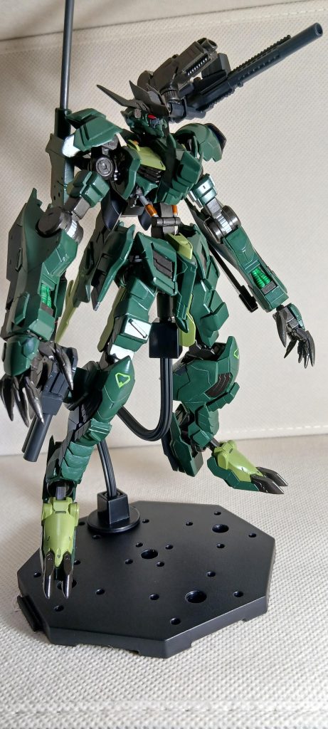 今回もやってみたかったことをやってみました。ルプスレクスで｢プレデター｣っぽいことをやってみたいなぁと思い立ち、制作してみました。😉この機体の設定なんですが、鉄華団及び三日月が所有する機体ではなく、火星に暗躍する｢謎の組織｣が所有するもう一体のルプスレクスという設定です😼どうやら彼ら❔も｢火星の王｣になりたいらしい……。あと、この機体のネーミングなんですがプレデター(捕食者)に私の大好きな音楽、ヘヴィメタル(鋼鉄)を合わせてメタル・プレデター(鋼鉄の捕食者)としました。まぁ、なんというかそのまんまなんですが…😒