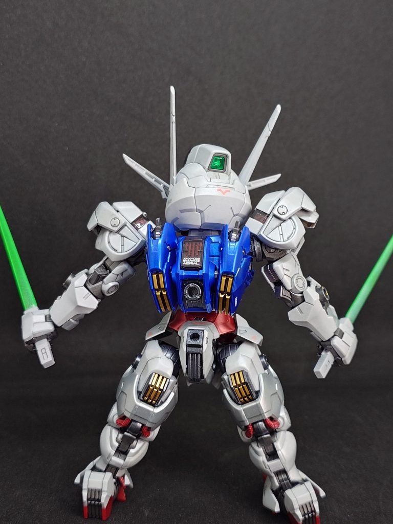 バックショット。足のパイプ始め内部フレームの塗装もしてるけど、装甲でほとんど見えない。また、外す時に割りそうだから見る機会もなさそう。