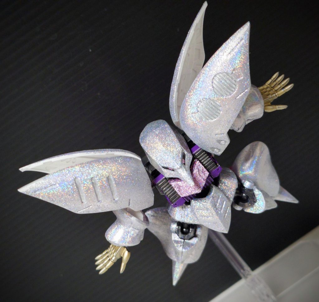 コッチのほうがアップにすると粉っぽい。オーロラと違って、こちらの粉の隠蔽率は高いので下地はあまり透けないんですが、かなり粉密度が必要になるため、アルミシルバーで下地しとくと節約になりました。丸と線の模様？部分はどうしようかなと悩んだあげく、そのシルバーそのままにしました。胸の鏃型部分は別色のユニコーンパウダー。