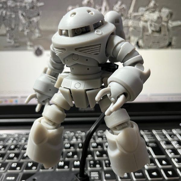 …のが大人の最低限の約束。お正月連投後編。組み上げ可能となった下半身部分で威圧感のある大股歩行イメージで撮影してみました(笑)。僕の中のズゴックはこんな感じでドッシリとイカツイイメージなんです。ヒトデ型ファニー体型じゃない。僕の思うカッコいいです。雰囲気伝わります？…。勝手に決めた複眼構造ですが、あんまり違和感無いんじゃないかと…ダメ？(^^;)。むっちゃこっち向いて眼力強いです(笑)。足の関節のボールジョイントを自作7割にして制作して来ましたが、キット使用5割版に戻します。(腕の方がそう。しっくり来ているので)ぐっ…歳は取りたくないもんじゃのぅ。ジジイは限界じゃ。後は若いもんに…バタッ。と言うことで、世代・性別・立場の分断のない愛すべき平和ボケのこの場を同志一同、共に今年も守らんことを！…寒っ！コタツで寝る…(T_T)。（4枚目）