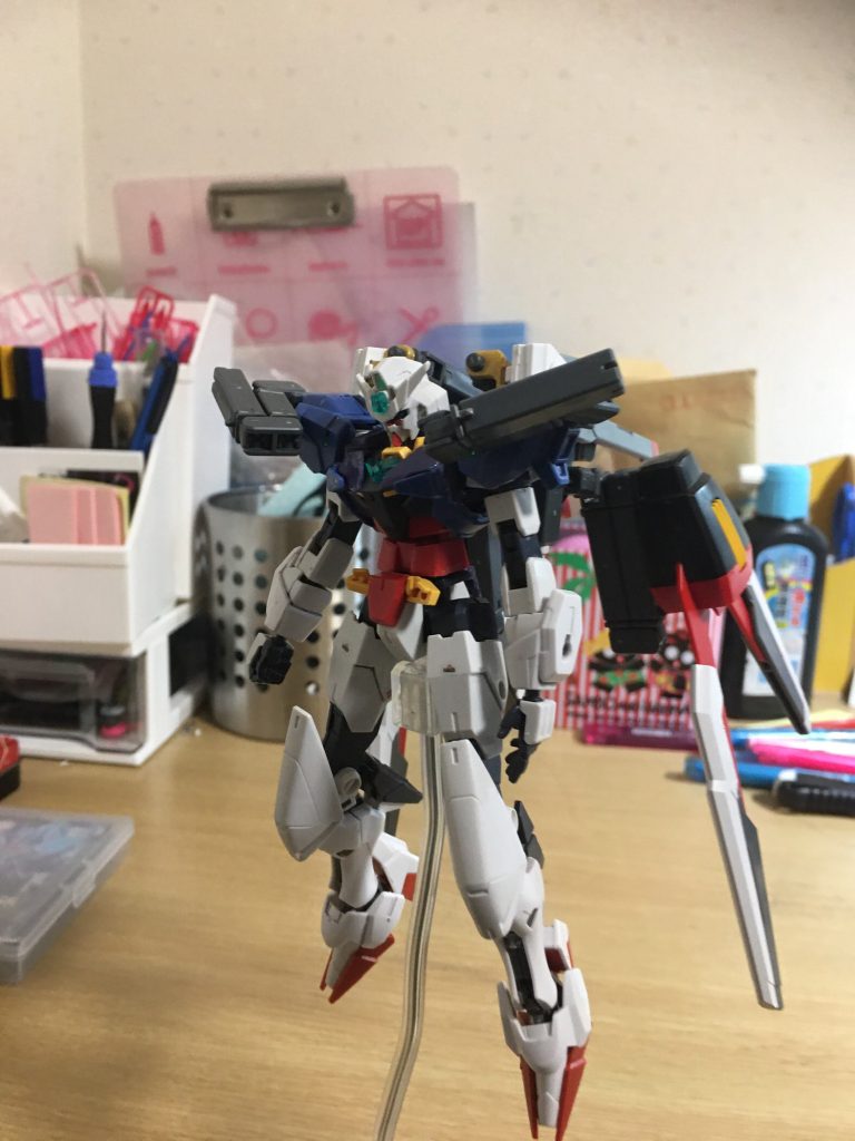 最初の状態では肩にサブアーム、背面にはサブアーム+エールのスラスター+ストフリの腰のレールガン