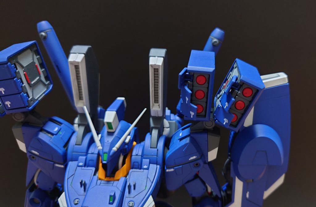 ミサイルコンテナの蓋は切り離して個別に可動するようにしてあります。