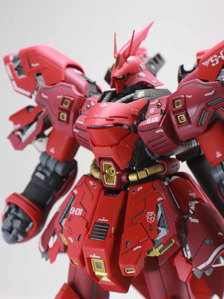 胸、腰、膝にスジボリ、プラ板、メタルパーツを用いてディテールアップを行っています。