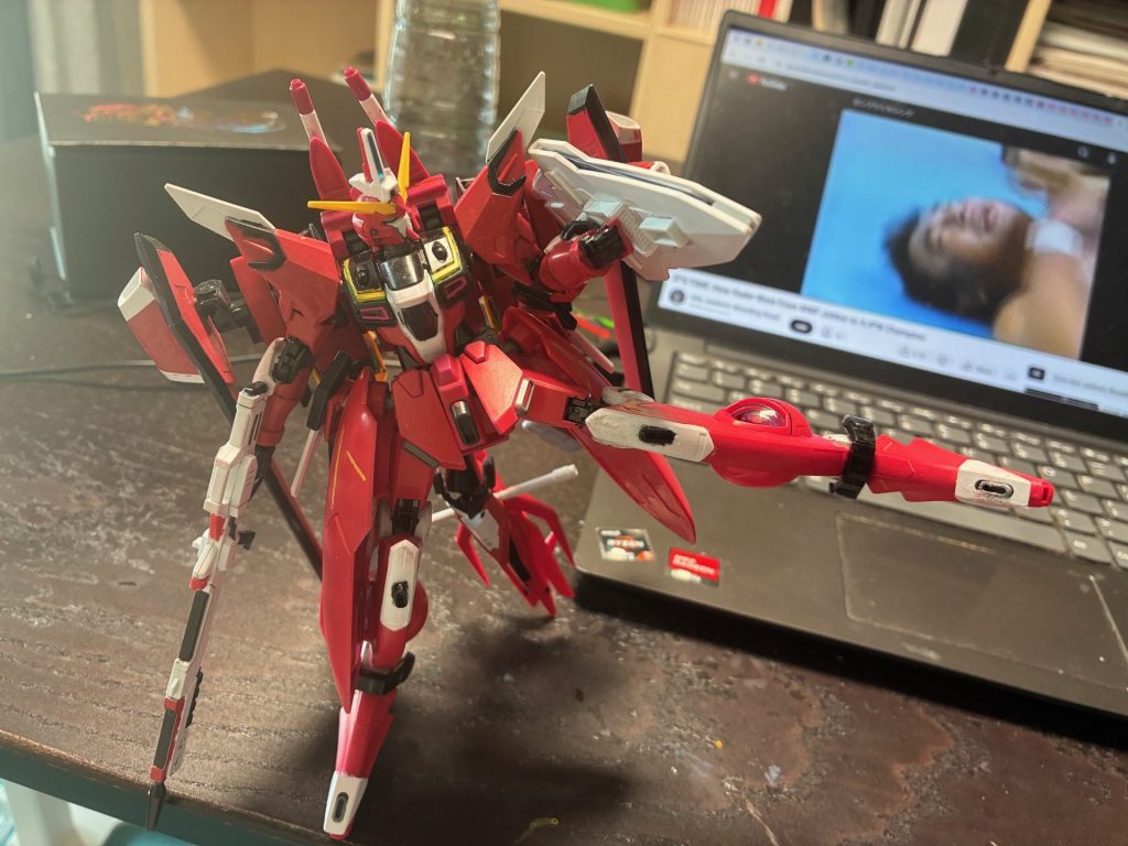 お家芸のハイキックもできます。