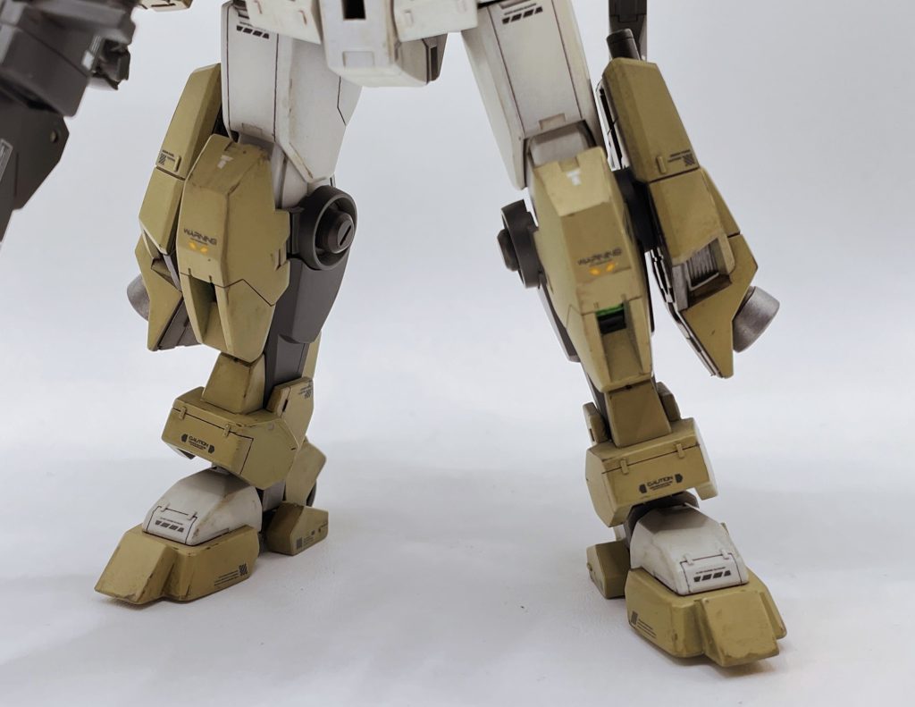 下半身が貧弱な感じがしたので、ふくらはぎ と くるぶしを少し分厚くしています(ほぼ気づきませんが・・・)スラスターとかも少し変更しています。