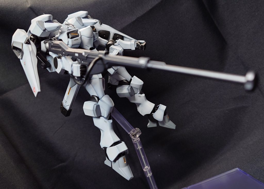 ライフルのエネルギー供給にも課題がある為、腕部より有線で接続されています。（というイメージ(gundam-kao5)）