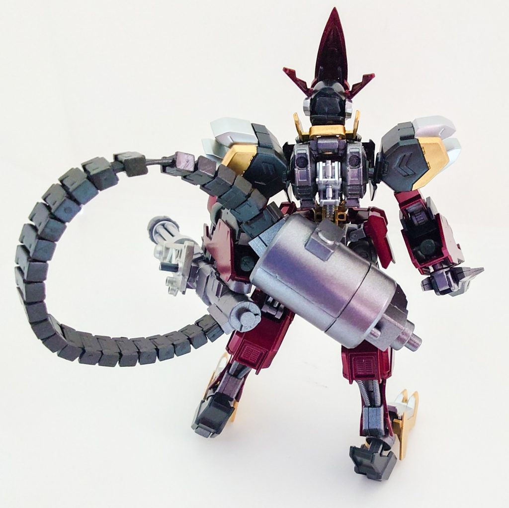 背面。ガトリング砲の弾薬タンクを搭載しております。