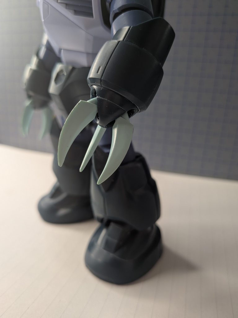 膝アーマーはパテを盛って面構成を整え、アイアン・ネイルも先端をシャープ化しました。