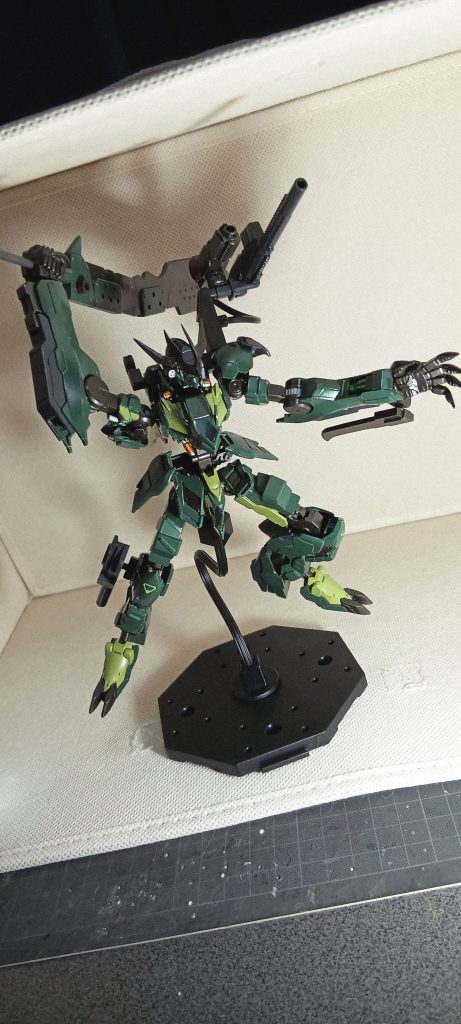 振りかぶり、斬りかかる感じで❗