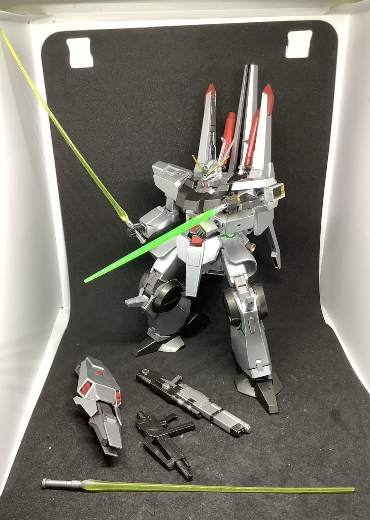 左手の予備ビームサーベル